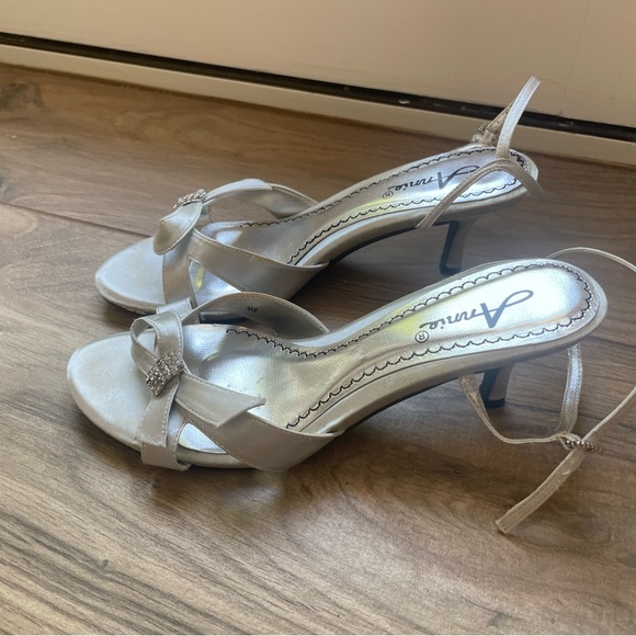 Annie Shoes Annie Womens Sally 8w Silver Rhinestone Sandals 421 25